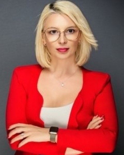 Andreea, founder of Fly with Andreea
